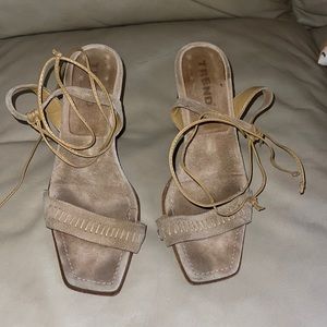 Trend brand made in Italy suede sandals.